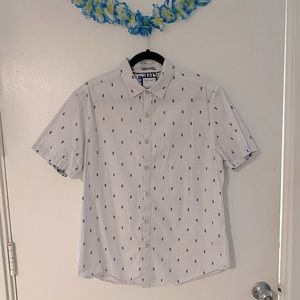 Men’s casual shirt. Size L- In great used condition! No stains or tears.